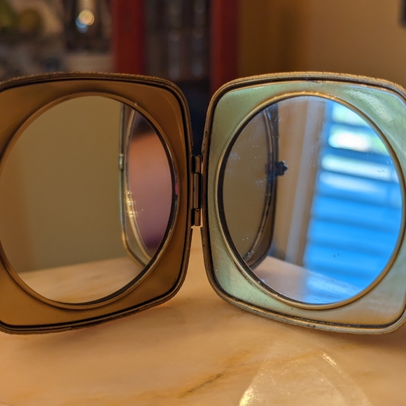 Jay Strongwater Gecko Leaf Swarovski Crystal Enamel Compact Mirror - Picture 3 of 3